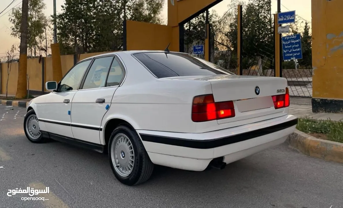 للبيع بحالة الوكالة BMW 520i موديل 1989 جير عادي تبارك الرحمن