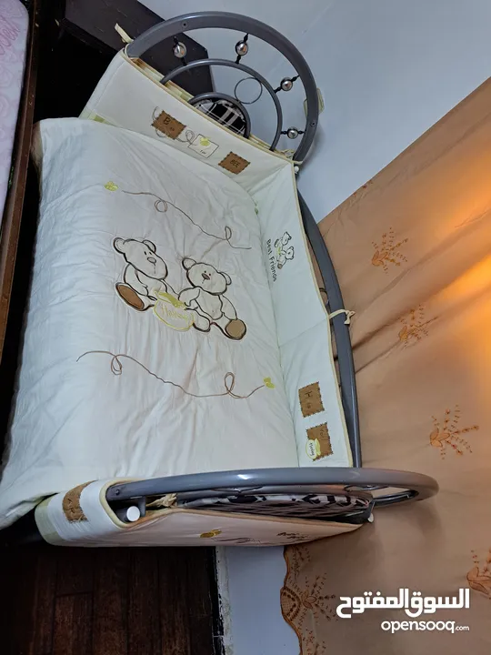 عفش نظيف بداعي الترحيل للبيع المستعجل بسعر جيدمكون من خزانه وكومدينه عدد 2وتخت مجوز مع فرشه