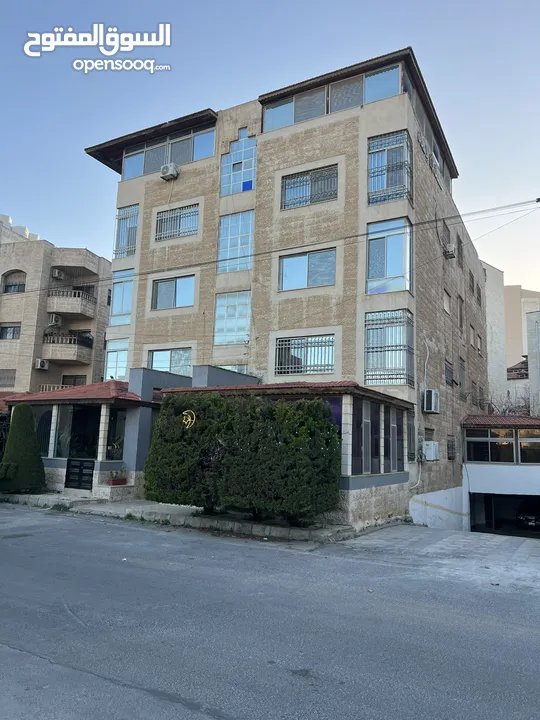 شقة طابق اول 4 نوم مجدده بلكامل خلف مطعم ورد بأقل سعر بلمنقطه