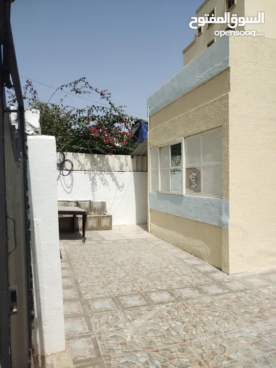 بيت عربي للايجار في عجمان منطقه الرميله مع مكيفات