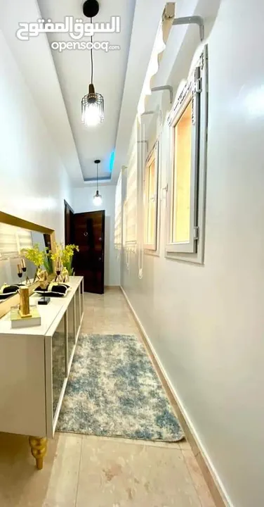 شقة مفروشة للايجار (أثاث تام) الدور الثاني مسقوفها 200م داخل عمارة سكنية نظيفة جنبك معظم الخدمات