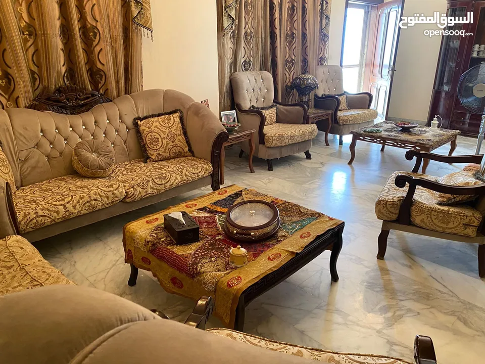 طقم كنب شبهً جديد للبيع