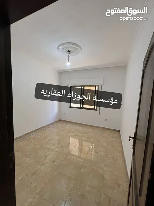 شقة فارغة للايجار في منطقة البنيات طابق شبه ارضي مع بلكونتين