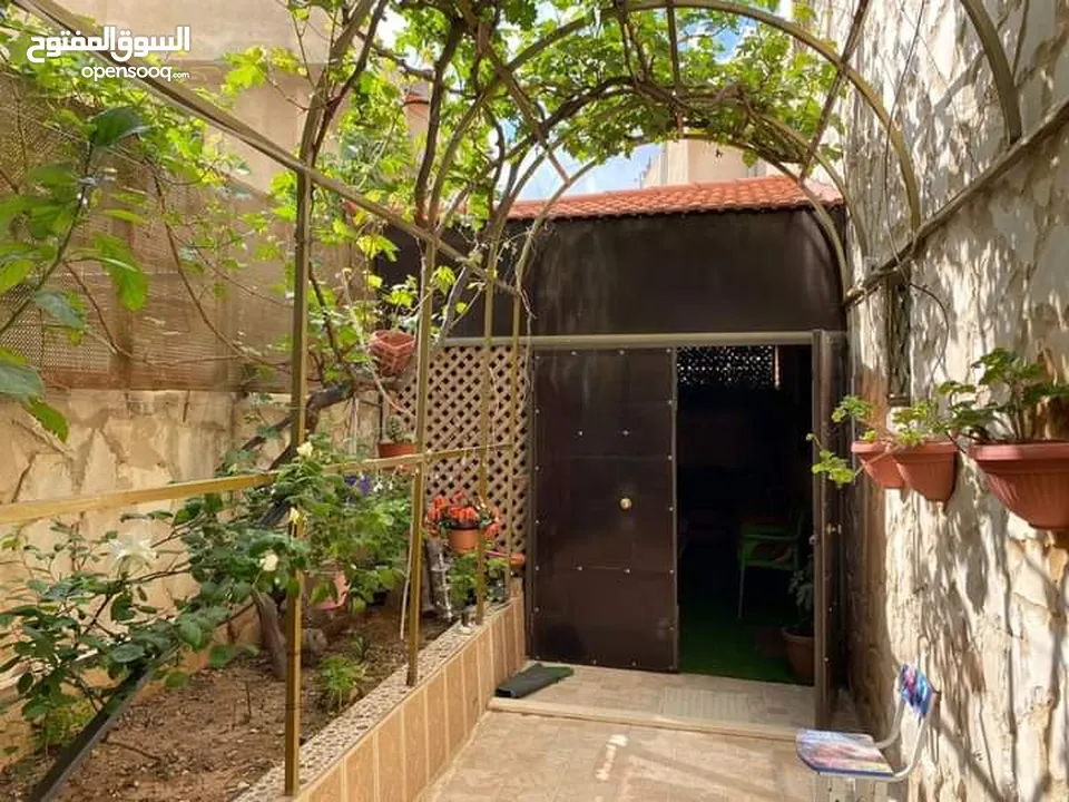 لقطه سوبر بيت مستقل طابقين منفصلين 290 متر بسعر لقطه بأجمل مناطق المستنده اراضي جنوب عمان