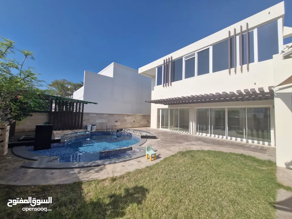 6 BR Spacious Villa in Al Mouj for Sale