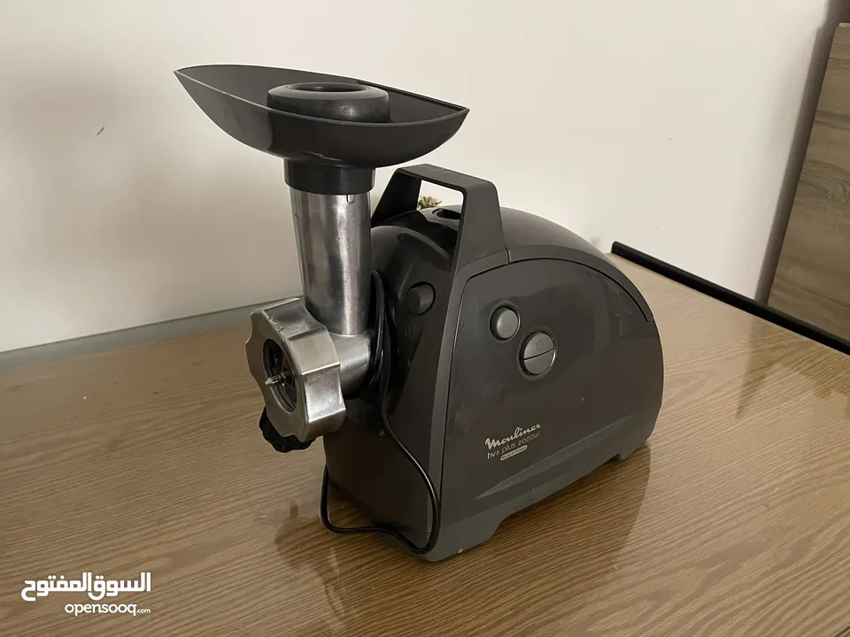 فرّامة لحم من ماركة Moulinex أصلية 2000W بحالة ممتازة استعمال خفيف للبيع فرامة اللحم شبه جديدة