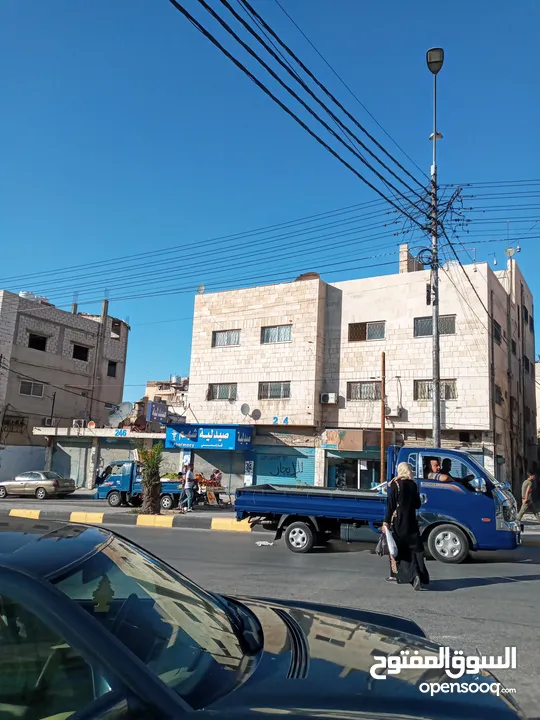 مجمع تجاري للإيجار بدون خلو في موقع مميز في الزرقاء حي معصوم الشارع الرئيسي جوار دوار معصوم