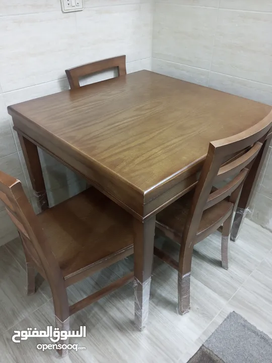 طاولة سفره مع اربع كراسي