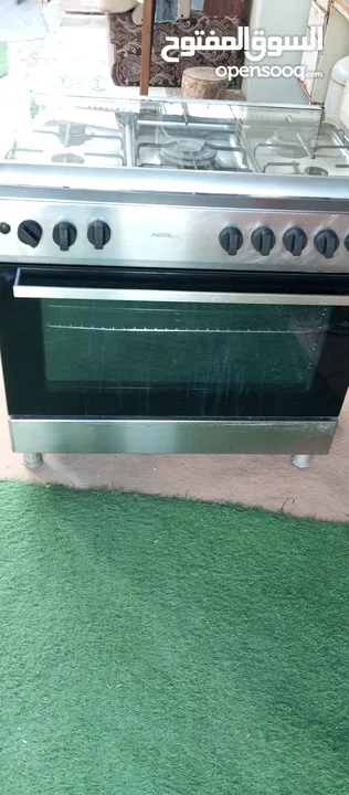 made in Italy 5 burner gas oven neat and clean excellent working condition