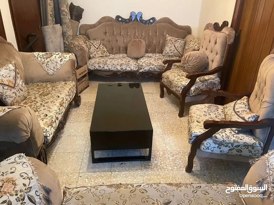 طقم كنب مع طاولة وطربيزات