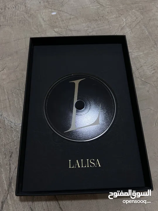 البوم بلاكبينك ليسا(LALISA) بحالة جديدة مع بوستر من جهتين وفوتوكارد اصلية  وبوستكارد وphoto book