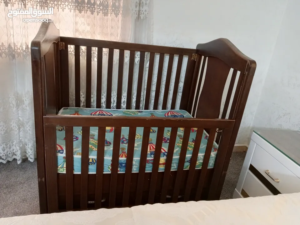 تخت للبيع يصلح من عمر البيبي لعمر 5 سنوات و3 حرامات بيبي للبيع