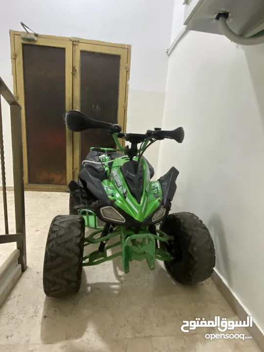 تركترون لون اخضر 48 فولت 20 أمبير مستعمل سنة