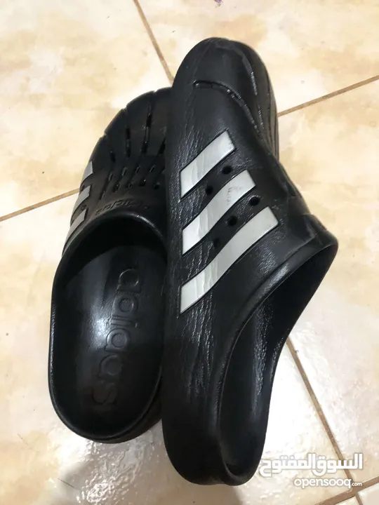 جزمتين اديداس (ADILETTE CLOGS) نظيفة للبيع بسعر جبار