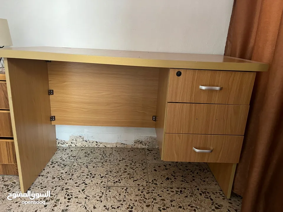 طاوله مكتبيه بحاله الوكاله جديده