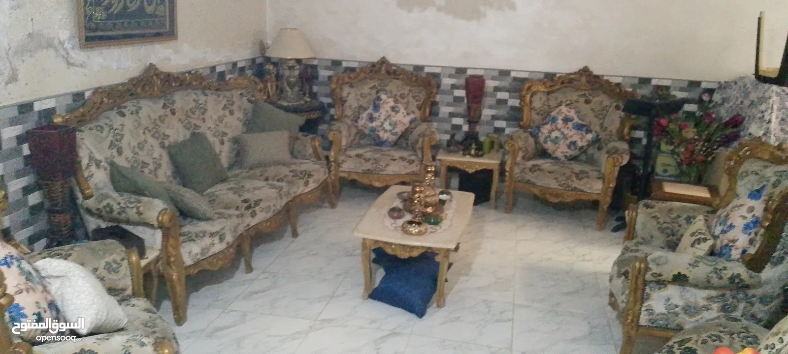 طقم كنب فاخر مذهب بحالة جيدة