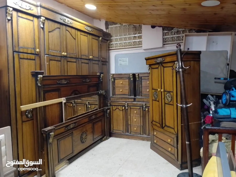 غرفه نوم ماستر مع فرشه وملحق إضافي وشماعه