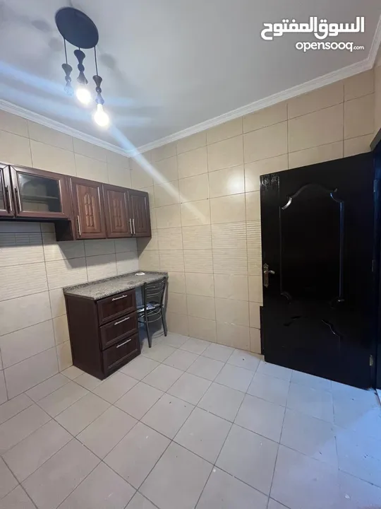 عماره تتكون من 8 شقق فاخره للبيع