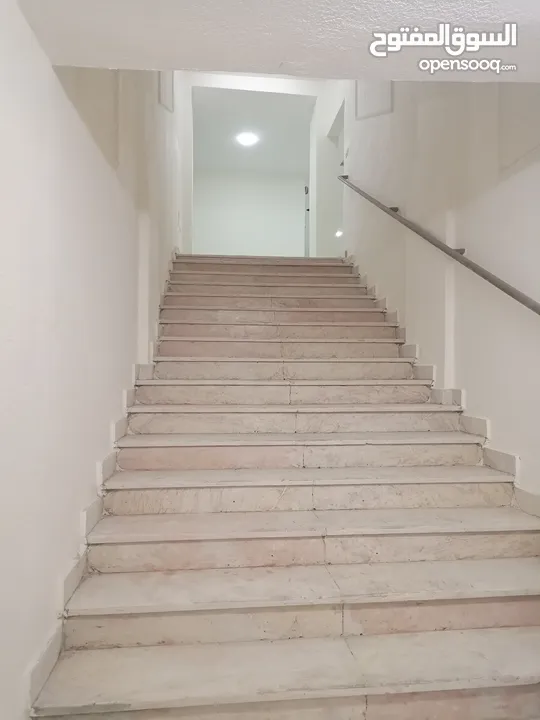 طابق كامل للأجار تجاري/ صناعات خفيفه مقابل مخابز جواد على الأتوستراد مباشره