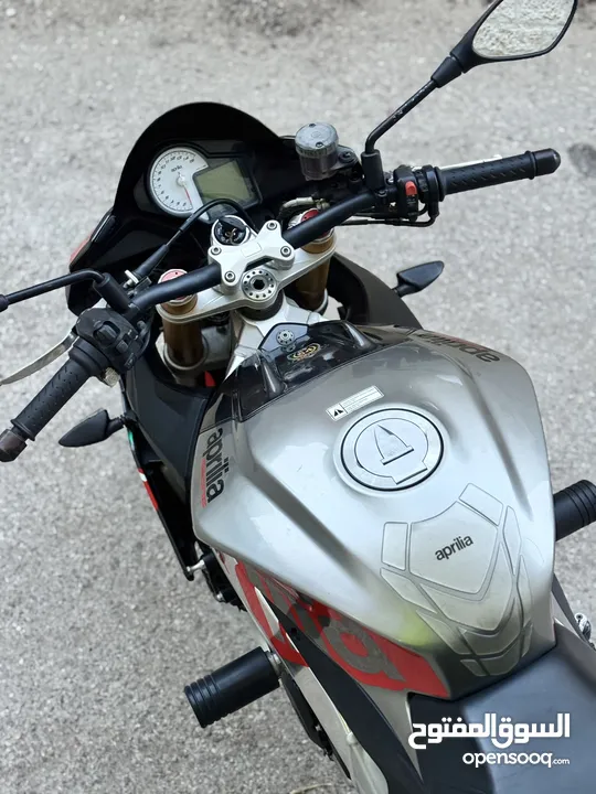 Aprilia tuono v41100cc rr  دراجه مميزه جدا تصنيف ستريت  قويه جدا 1100 سيسي  مرخصه ممشى قليل جدا جدا