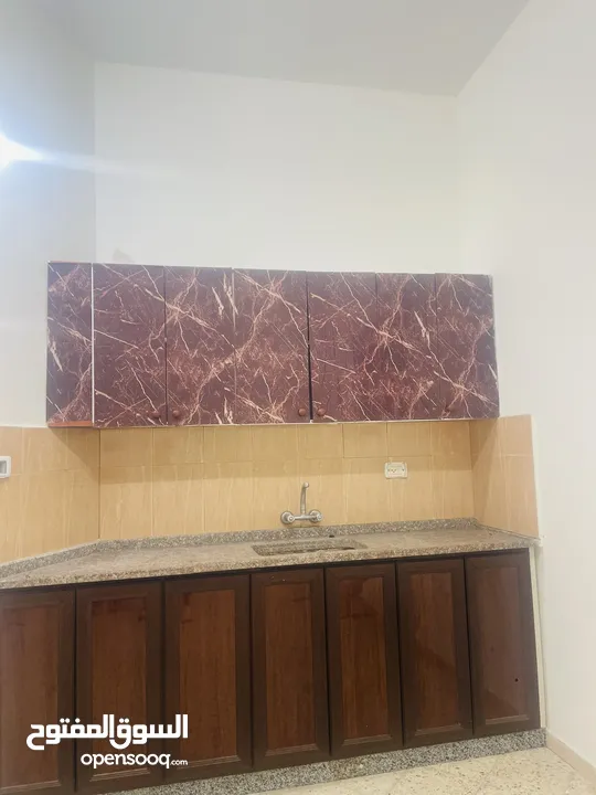 شقق سكنيه للإيجار موقعها الخليل راس الجوره مقابل كازيه زيد للمحروقات طابق ارضي