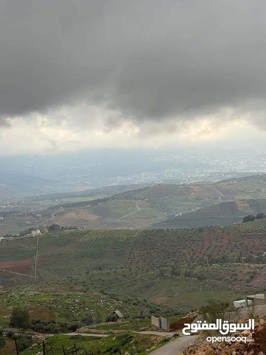 ارض للبيع جرش عنيبه منطقة شاليهات مساحة الارض 3500متر بقوشان مستقل اطلاله مميزه جدا جدا