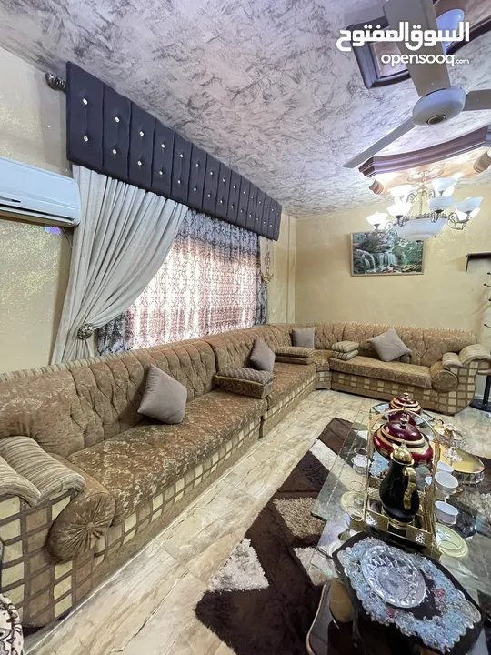 كورنر اماراتي خليجي مريح لغرفة جلوس او معيشه بلون عسلي مميز السعر 130 دينار السعر قابل للتفاوض