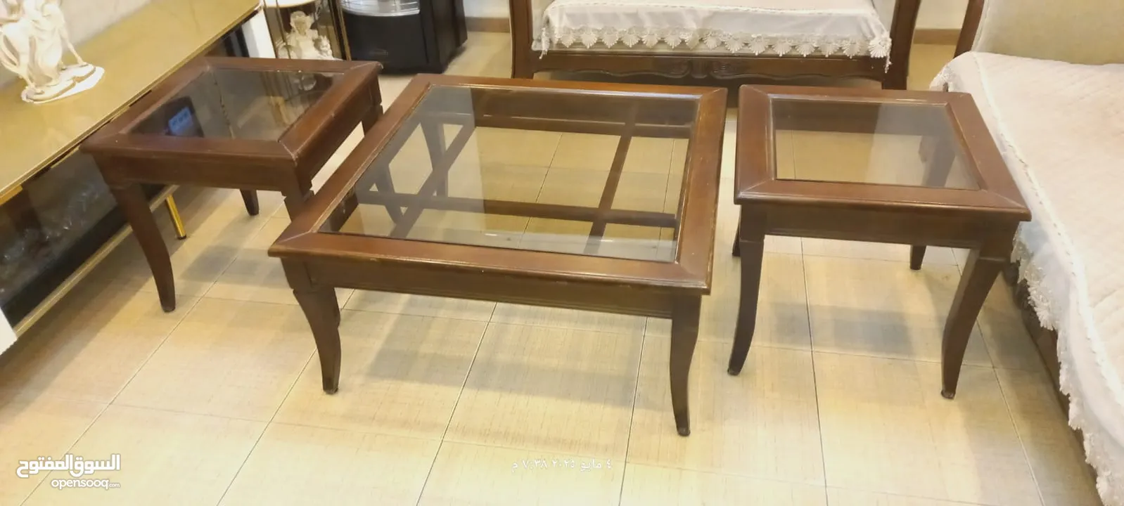 طقم كنبايات 7 مقاعد وطاوله كبيره وسط وجانبيه