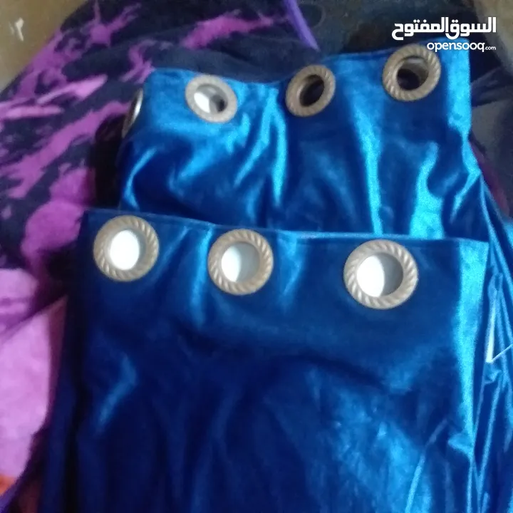 للبيع مستعجل برادي 3 قطع ازرق مخمل ومعرق لشباك مقاسها بالاعلان برداية معرقة 3قطعة بيصير لشباكين ثقال