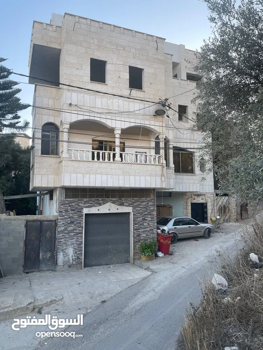 منزل اربع طبقا للبيع برقين الشارع الرئيسي