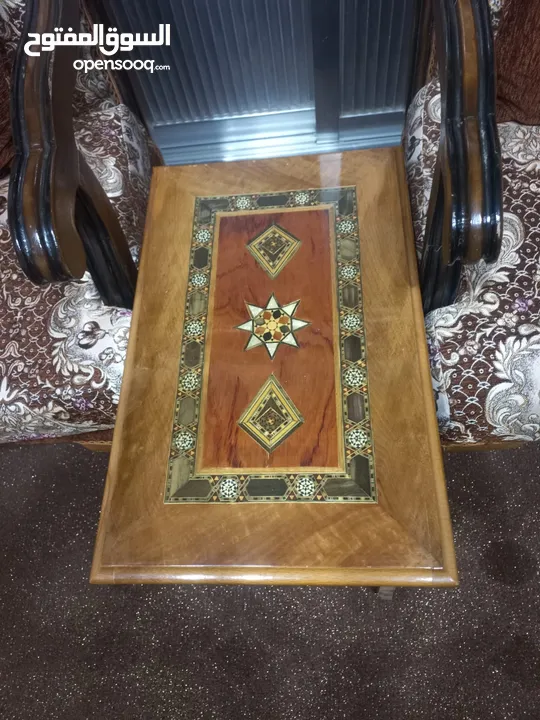 طقم كنب وطاولات خشب زان وسجادة شاجي بحالة جديد