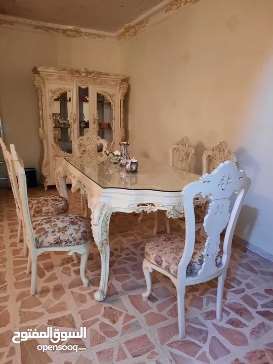 طاولة سفرة وفضية مصري حفر من الطراز الرفيع .   كراسي خشب زان عدد ( 8 ) .   فضية بتطريزة فاخرة