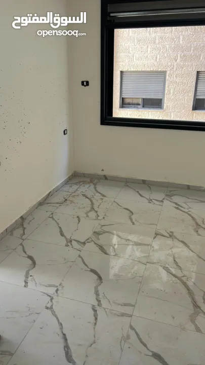 شقة للبيع تقع بين عين مصباح والطيرة موقع مميز واصلها جميع الخدمات