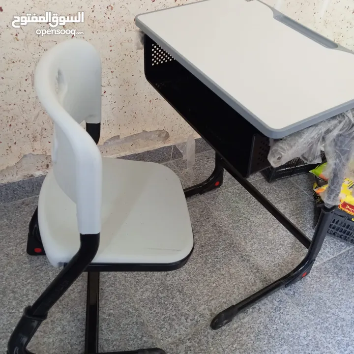 طاولة مع كرسي للدراسة