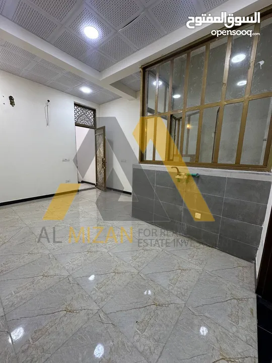 شقة للايجار حي صنعاء طابق اول تحتوي على 3 غرف منام