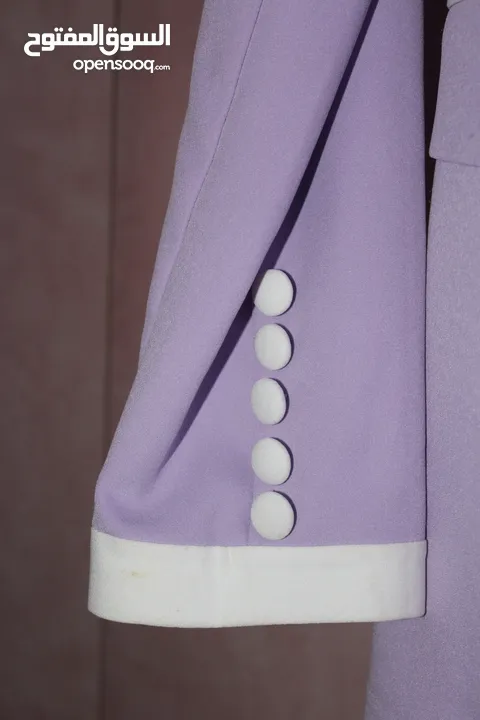 طقم نسائي كلاسيكي بلون لافندر بلمسة عصرية وتفاصيل بيضاء أنيقة