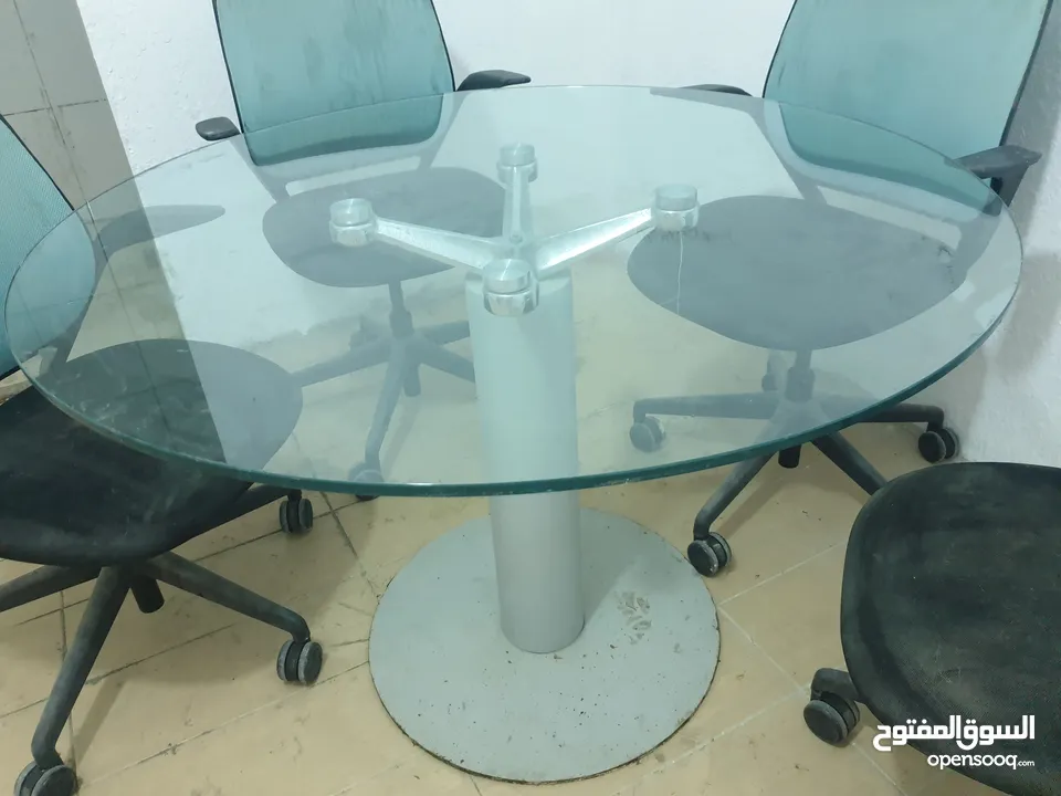 طاولة زجاج سيكوريت مع كراسي