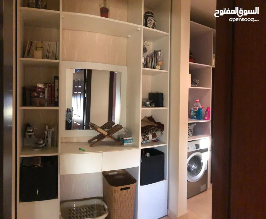 للبيع شقة طابق ثالث مع الفرش شبه جديد في ارقى مناطق عمان الدوار السابع اطلالة رائعه متوفر كل الخدمات