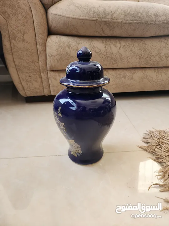 فاز انتيك قديمه لون ازرق رسمة طاووسين مذهبين يوجد كسر خفيف غير مؤثر على الشكل العام(نوادر)