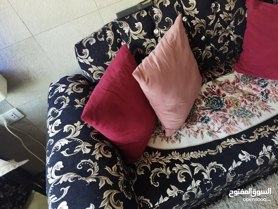 طاولة وسطية معدن وزحاج وتنين جانبيات خشب اسود ايكيا وسجلونتين ثلاثية  بتفتح بكس ثنائية وكرسين انتيكا