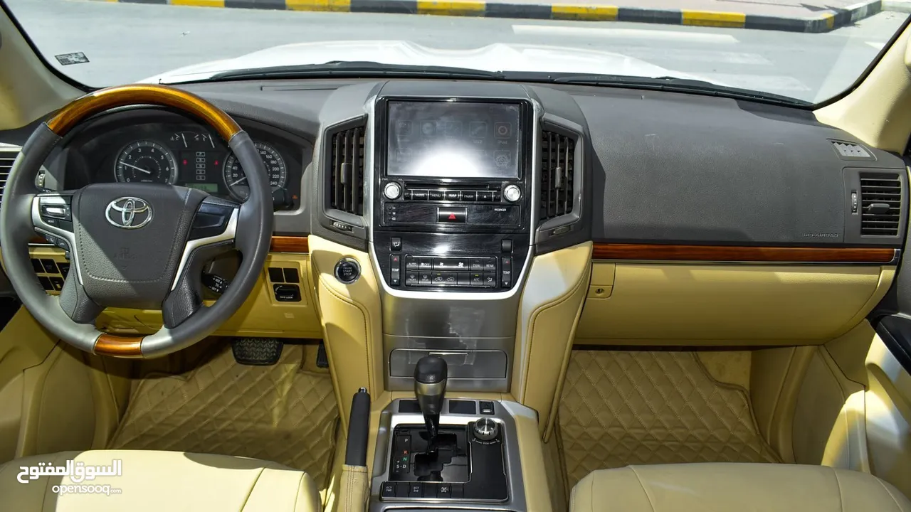 Toyota Land Cruiser V8 2016 GCC - with sunroof