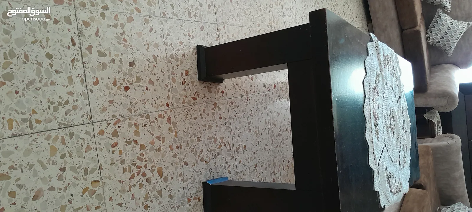 اثاث غرفة جلوس (صالون) بحالة جيدة بجنن اسفنج ناعم لطيف منجد
