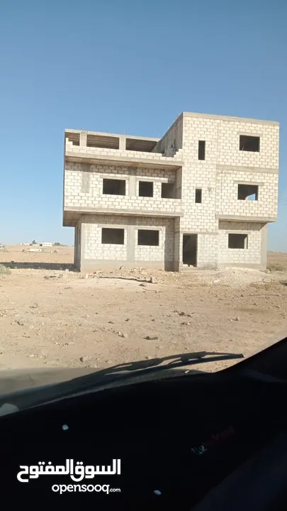 بيت عالعظم للـــــــــــبيــــــع:-  العنـــــــوان:- المفرق/ سما السرحان/الحي الجنوبي.   المنزل من