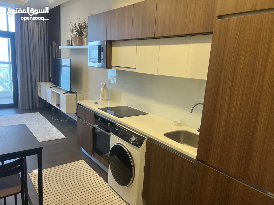ستديو للايجار مطل على البحر يوجد بلكونه شامل ewa في مبنى جديد