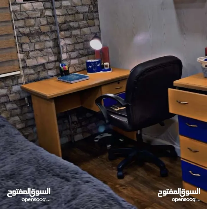 متوفر عندي مكتب وتختين مفرد (بدون فرشات) بحالة ممتازة جاهزين للاستخدام مباشرة نظاف وخشب متين جداً