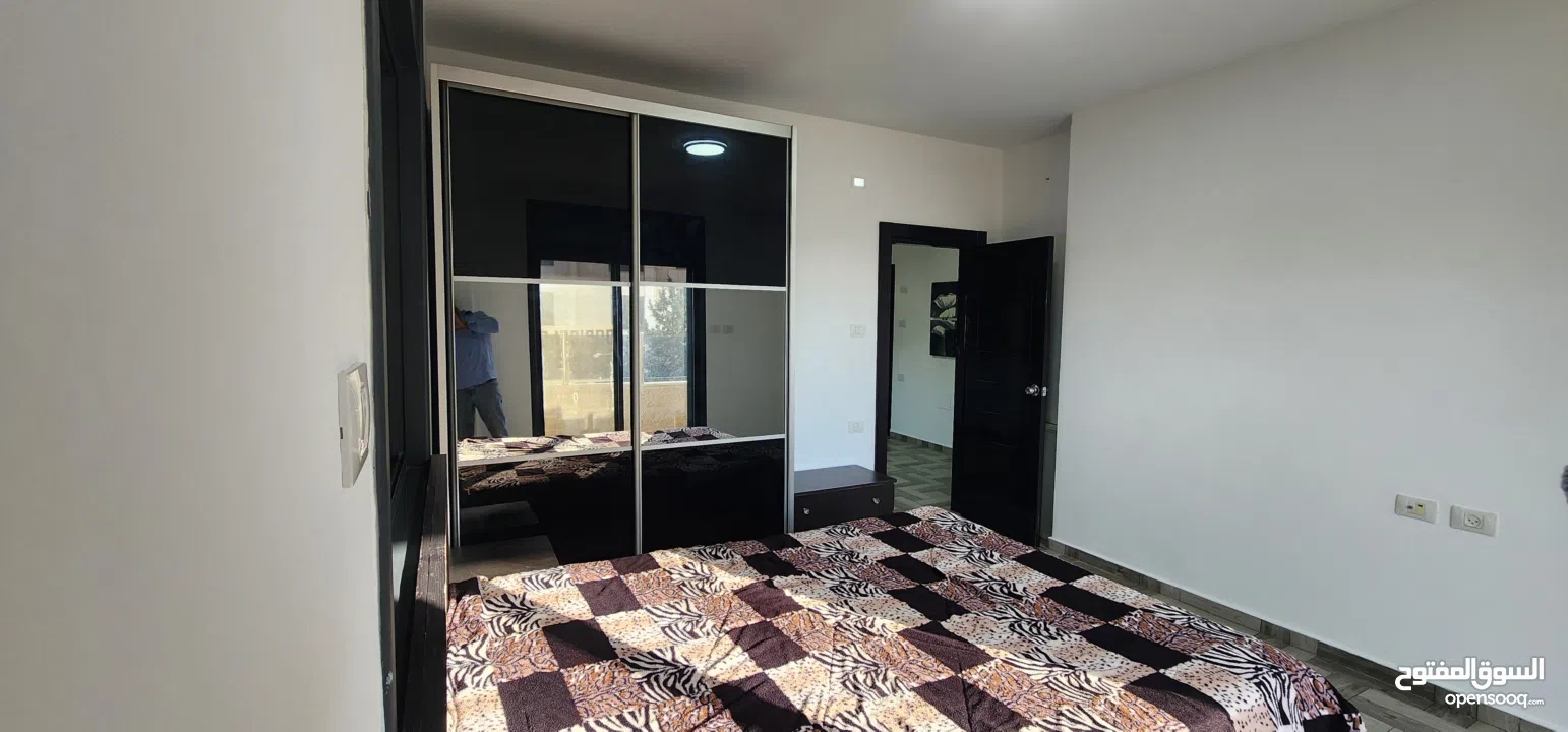 شقة وسط البلد قريبة من جميع الخدمات الشقة مكونة من غرفتين وصالون وحمامين ومطبخ وبرندة