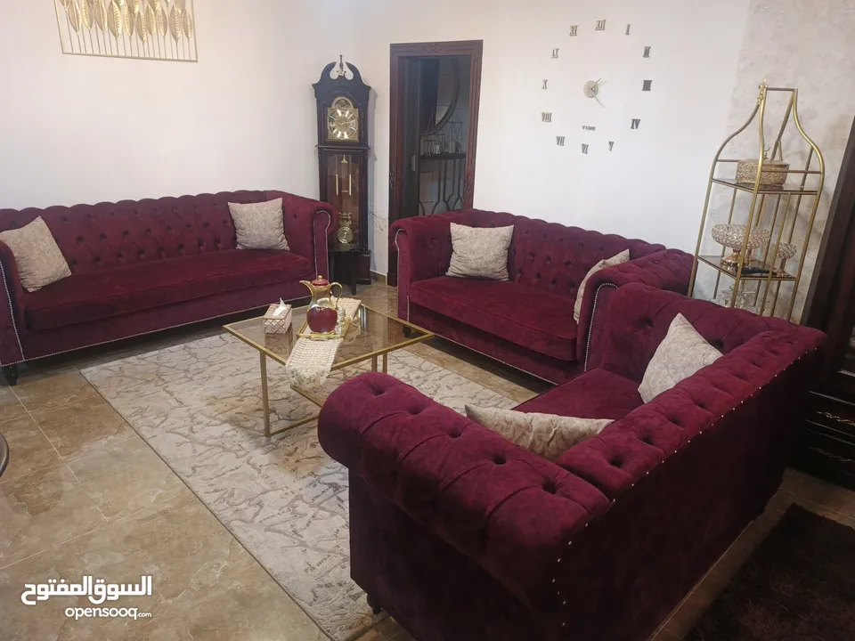 طقم كنب فاخر تفصيل خاص للبيع بحالة ممتازة جداً وبسعر مغري كامل التفاصيل موجودة
