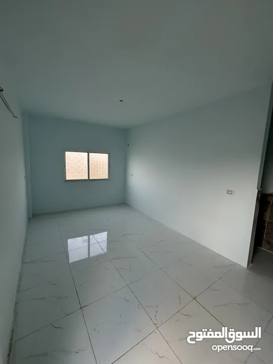 بيت طابقين للبيع في الحي الغربي  طابق ارضي بناء من 10الى 16 سنة  طابق اول بناء قبل 3شهور فقط