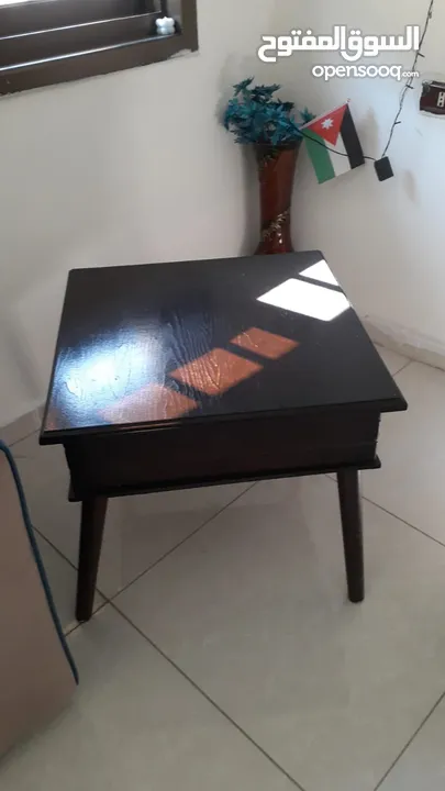 غرفة ضيوف مع 3 طاولات طقم كامل