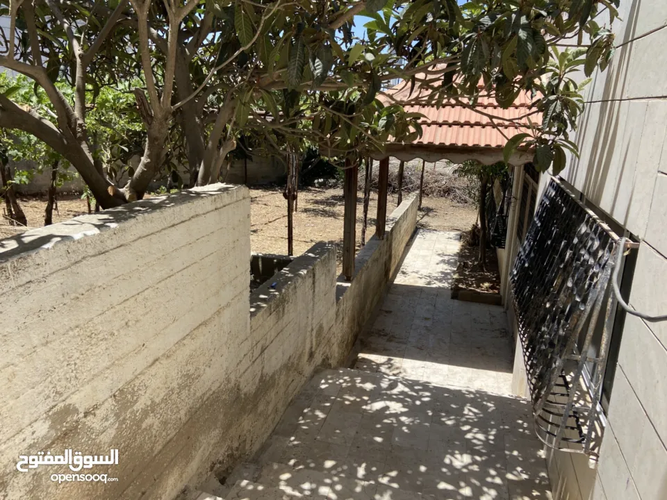 ارض مع بناء قائم